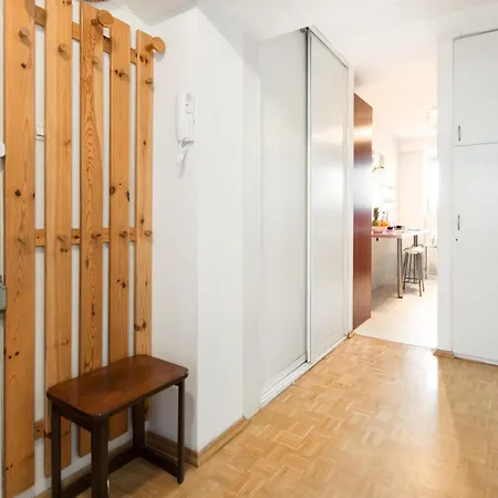 Room, Inflancka 19 Apartment